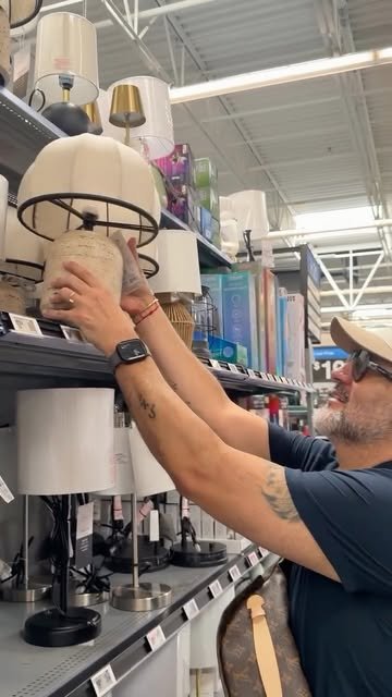 Reel: Mauro en tienda de lámparas