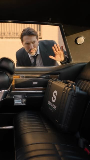 Reel: Mauro en un auto con bolso Signature